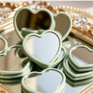 ESPEJITO DE CARTERA CHICO CON FORMA CORAZON